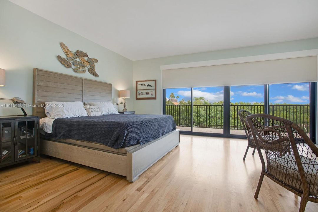 Recently Sold: $1,725,000 (5 beds, 3 baths, 3865 Square Feet)