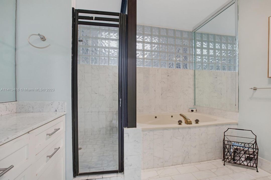 Recently Sold: $1,725,000 (5 beds, 3 baths, 3865 Square Feet)