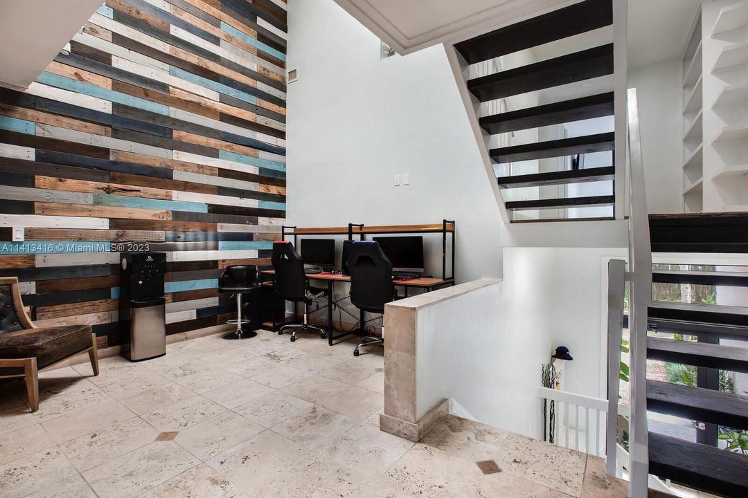 Recently Sold: $1,725,000 (5 beds, 3 baths, 3865 Square Feet)