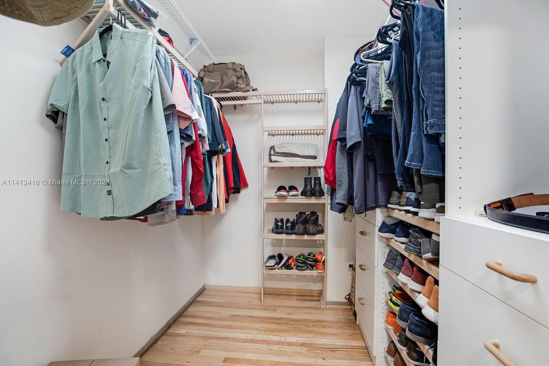 Recently Sold: $1,725,000 (5 beds, 3 baths, 3865 Square Feet)