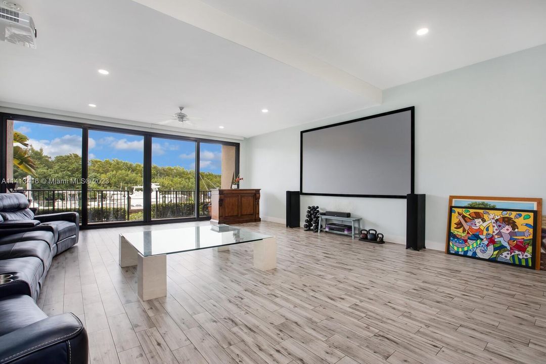 Recently Sold: $1,725,000 (5 beds, 3 baths, 3865 Square Feet)