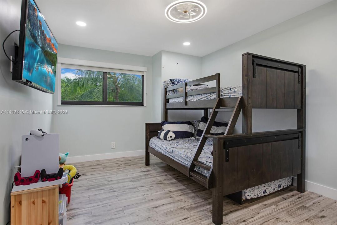 Recently Sold: $1,725,000 (5 beds, 3 baths, 3865 Square Feet)