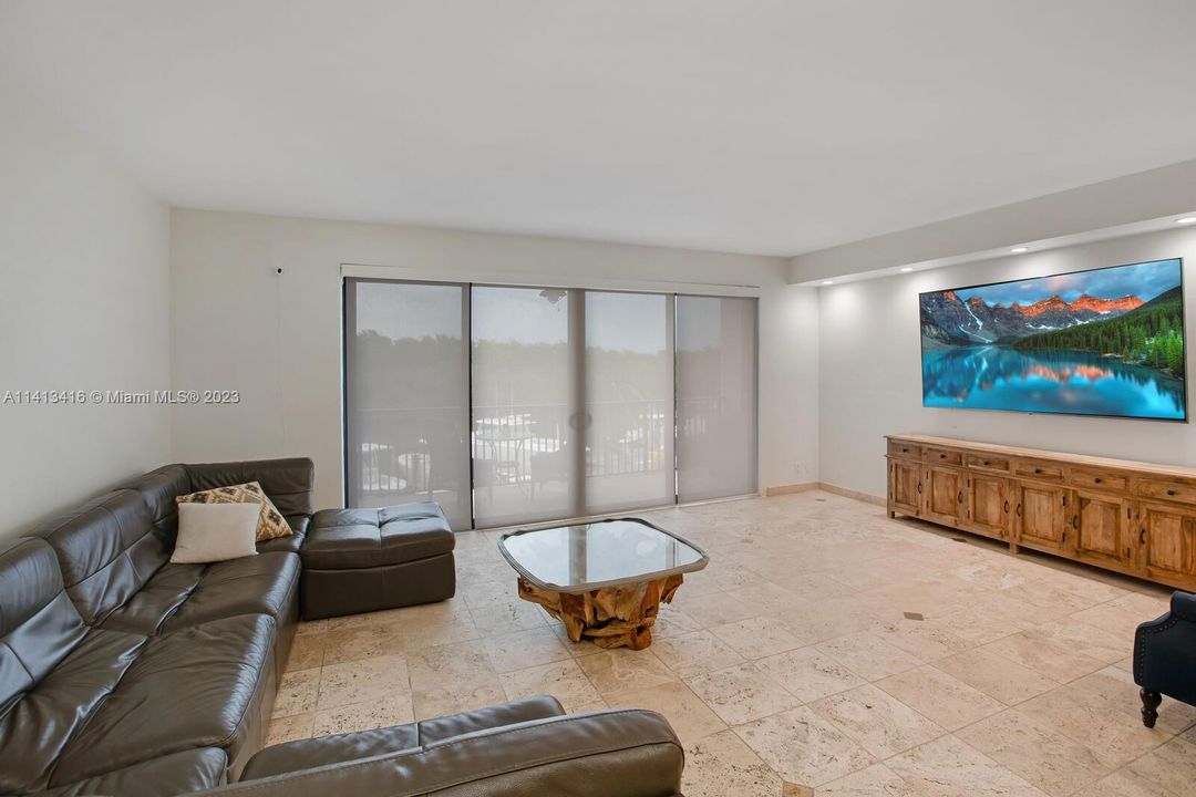 Recently Sold: $1,725,000 (5 beds, 3 baths, 3865 Square Feet)