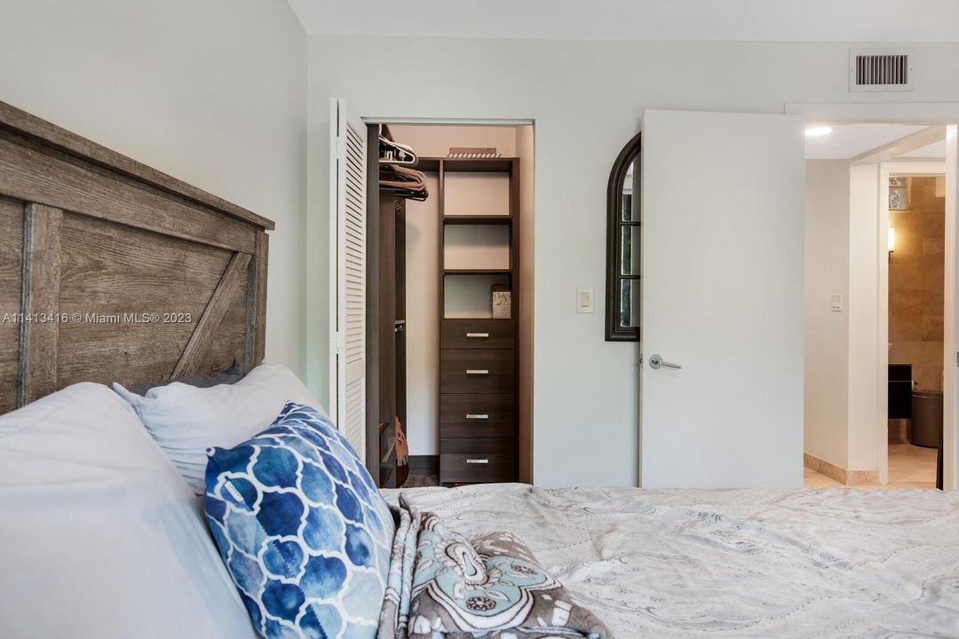 Recently Sold: $1,725,000 (5 beds, 3 baths, 3865 Square Feet)