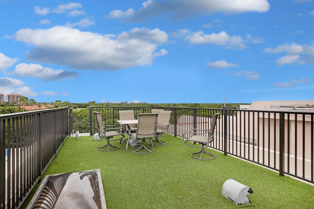 Recently Sold: $1,725,000 (5 beds, 3 baths, 3865 Square Feet)