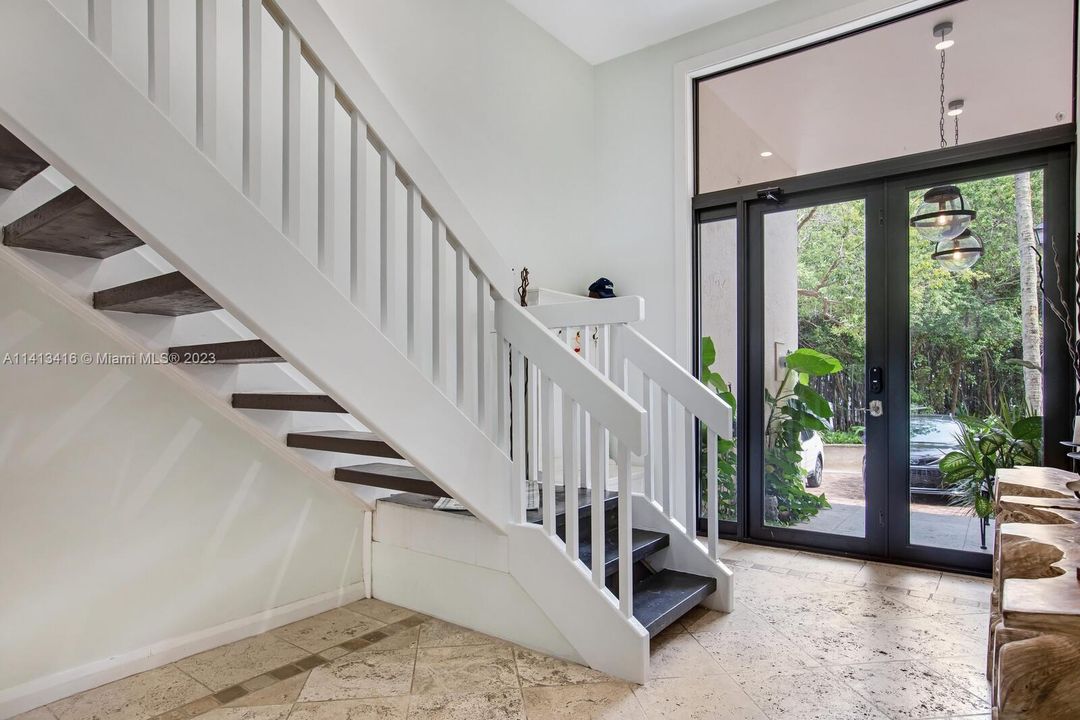 Recently Sold: $1,725,000 (5 beds, 3 baths, 3865 Square Feet)