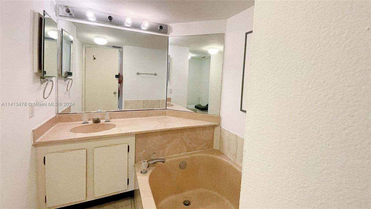 For Sale: $449,000 (1 beds, 1 baths, 985 Square Feet)