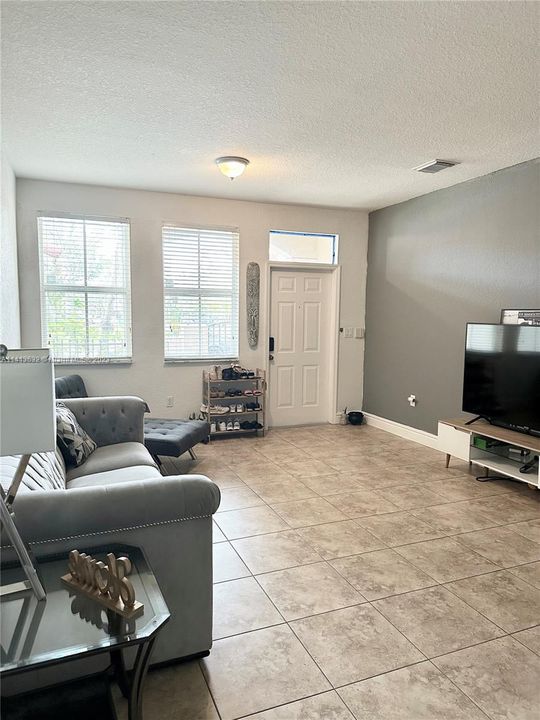 Recently Rented: $3,300 (3 beds, 2 baths, 1900 Square Feet)