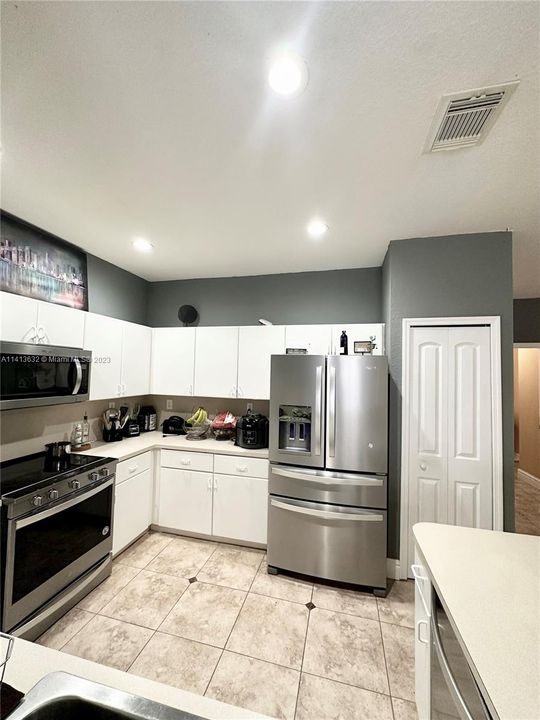 Recently Rented: $3,300 (3 beds, 2 baths, 1900 Square Feet)