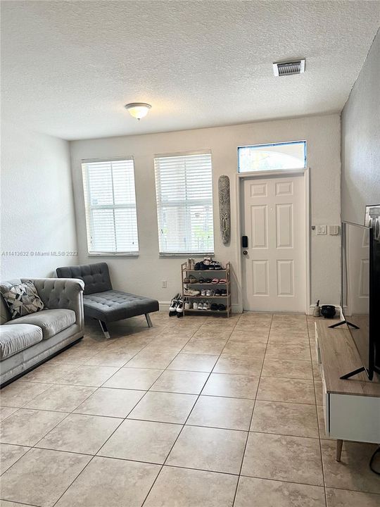 Recently Rented: $3,300 (3 beds, 2 baths, 1900 Square Feet)