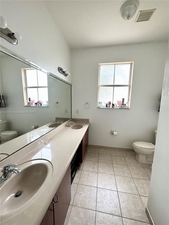 Recently Rented: $3,300 (3 beds, 2 baths, 1900 Square Feet)