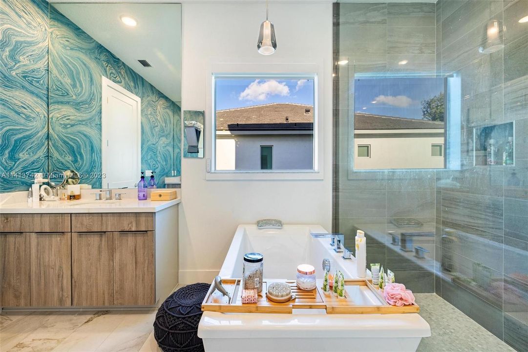 最近售出: $2,199,000 (6 贝兹, 5 浴室, 4194 平方英尺)