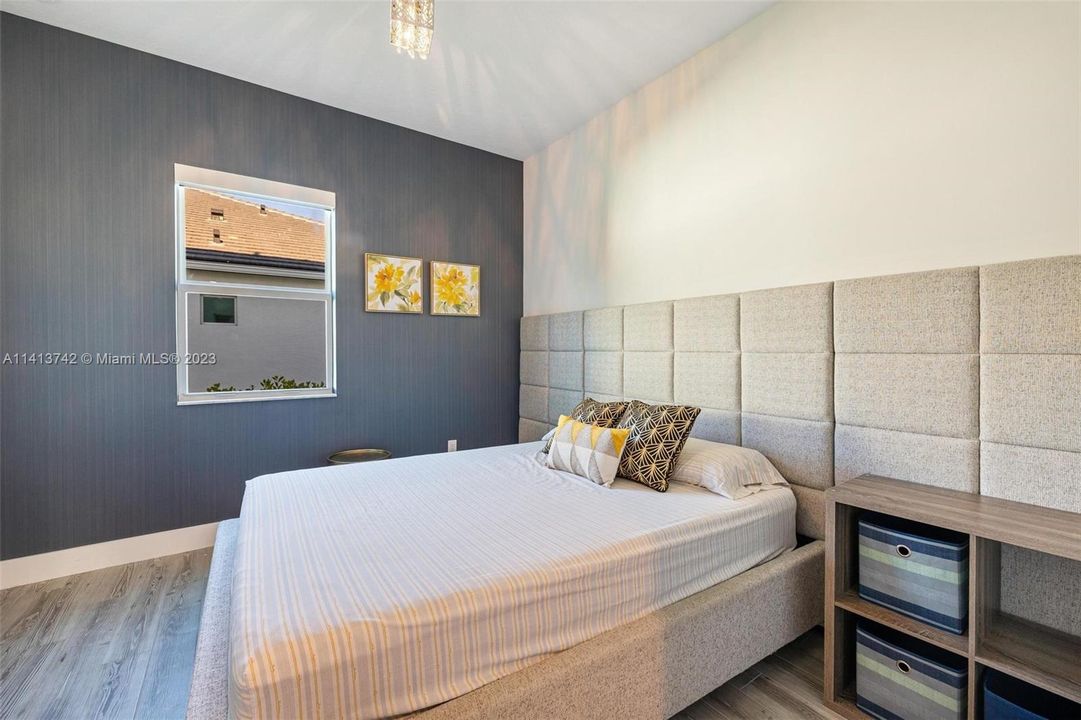 最近售出: $2,199,000 (6 贝兹, 5 浴室, 4194 平方英尺)