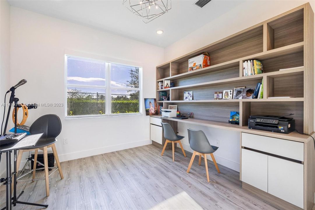 最近售出: $2,199,000 (6 贝兹, 5 浴室, 4194 平方英尺)