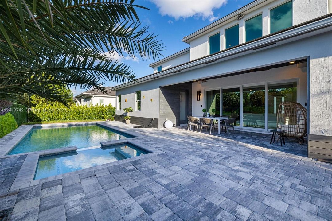 最近售出: $2,199,000 (6 贝兹, 5 浴室, 4194 平方英尺)