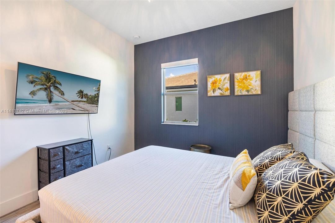 最近售出: $2,199,000 (6 贝兹, 5 浴室, 4194 平方英尺)