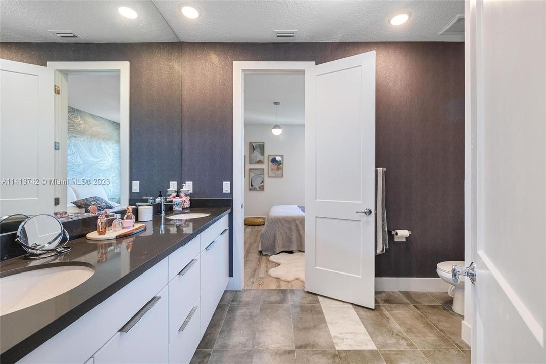 最近售出: $2,199,000 (6 贝兹, 5 浴室, 4194 平方英尺)