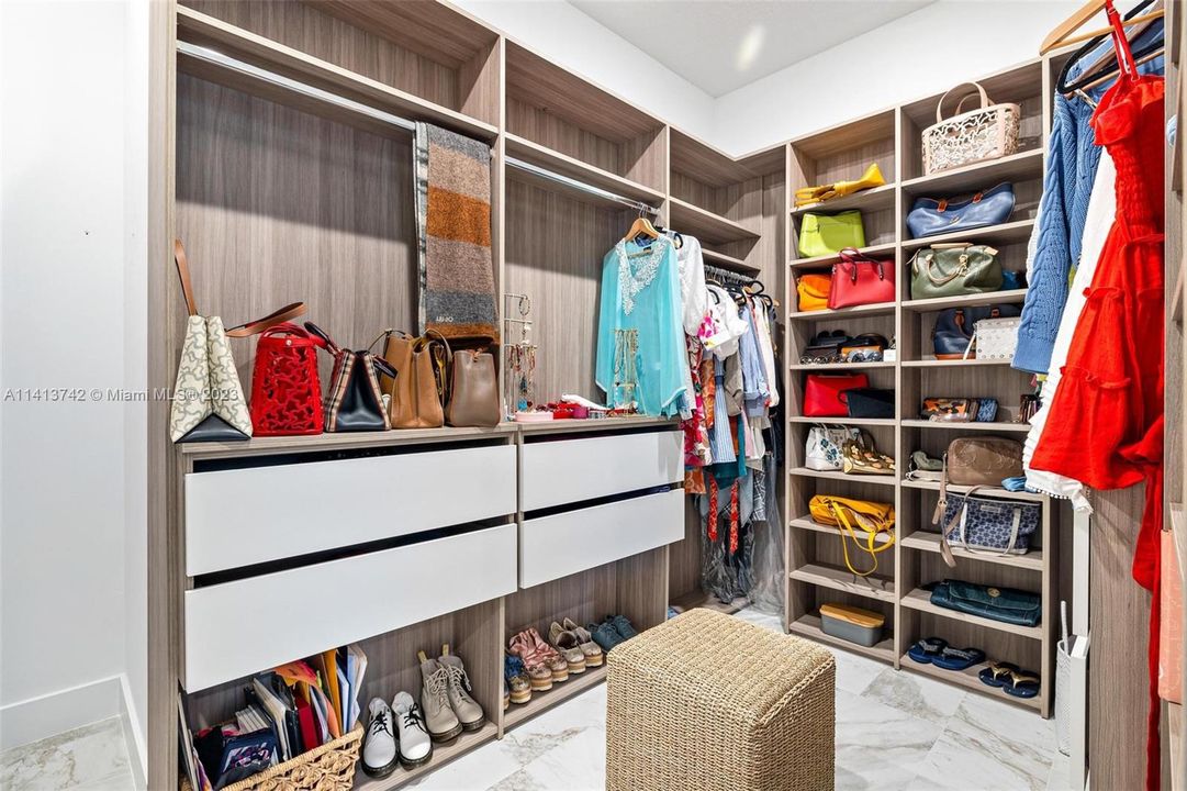 最近售出: $2,199,000 (6 贝兹, 5 浴室, 4194 平方英尺)