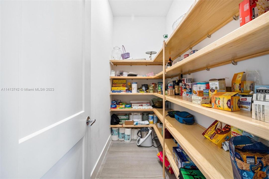 最近售出: $2,199,000 (6 贝兹, 5 浴室, 4194 平方英尺)