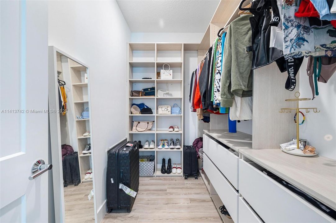 最近售出: $2,199,000 (6 贝兹, 5 浴室, 4194 平方英尺)