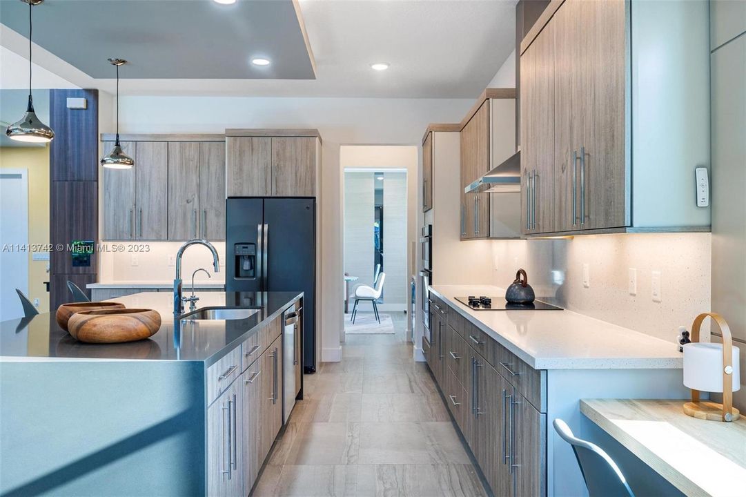 最近售出: $2,199,000 (6 贝兹, 5 浴室, 4194 平方英尺)