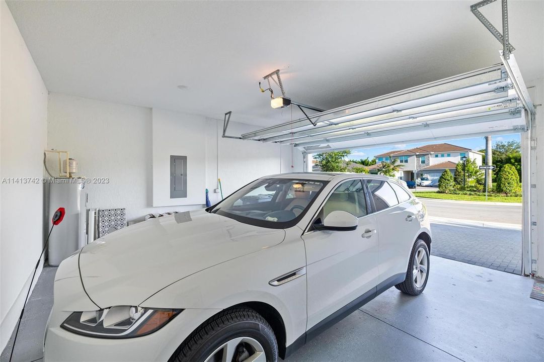 最近售出: $2,199,000 (6 贝兹, 5 浴室, 4194 平方英尺)