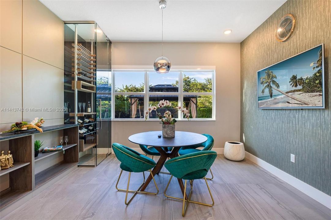 最近售出: $2,199,000 (6 贝兹, 5 浴室, 4194 平方英尺)