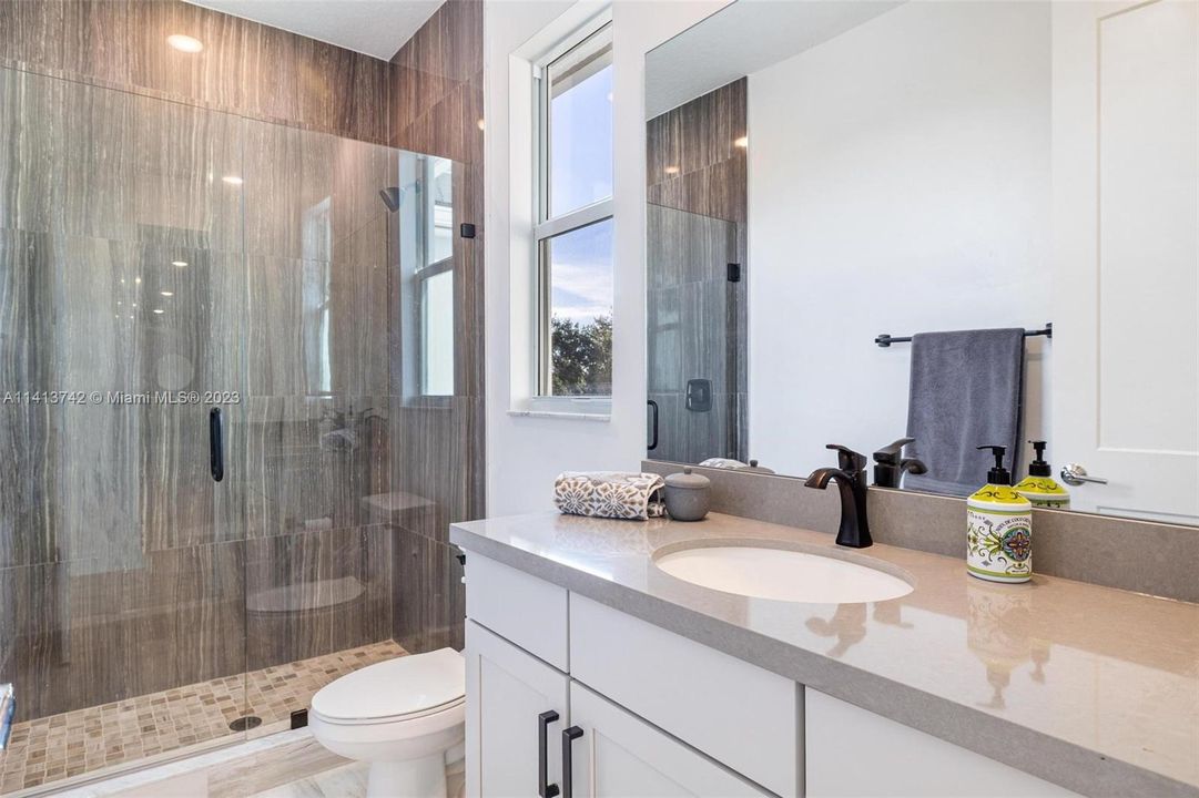 最近售出: $2,199,000 (6 贝兹, 5 浴室, 4194 平方英尺)