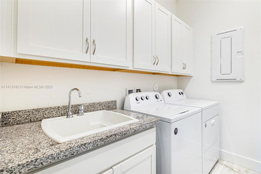 最近售出: $2,199,000 (6 贝兹, 5 浴室, 4194 平方英尺)