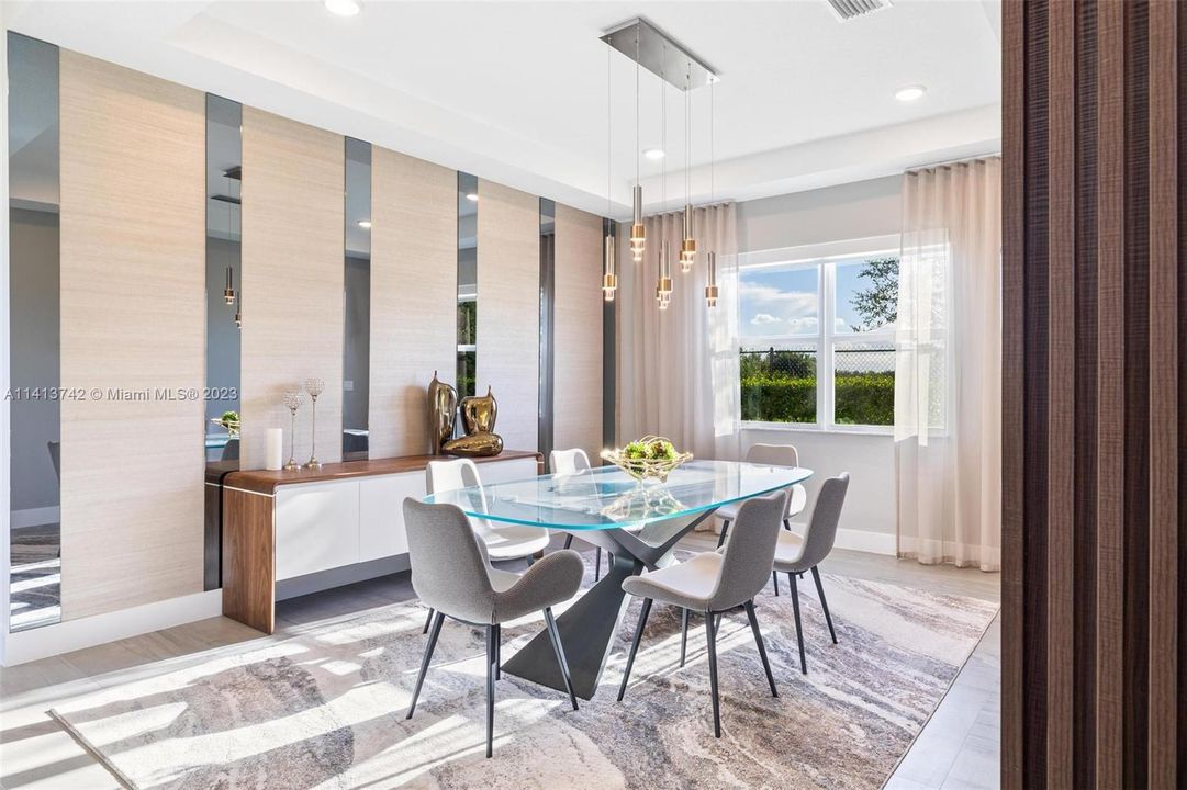 最近售出: $2,199,000 (6 贝兹, 5 浴室, 4194 平方英尺)