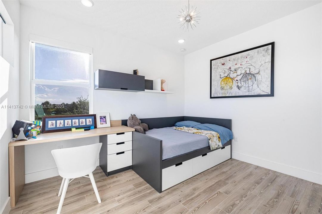 最近售出: $2,199,000 (6 贝兹, 5 浴室, 4194 平方英尺)