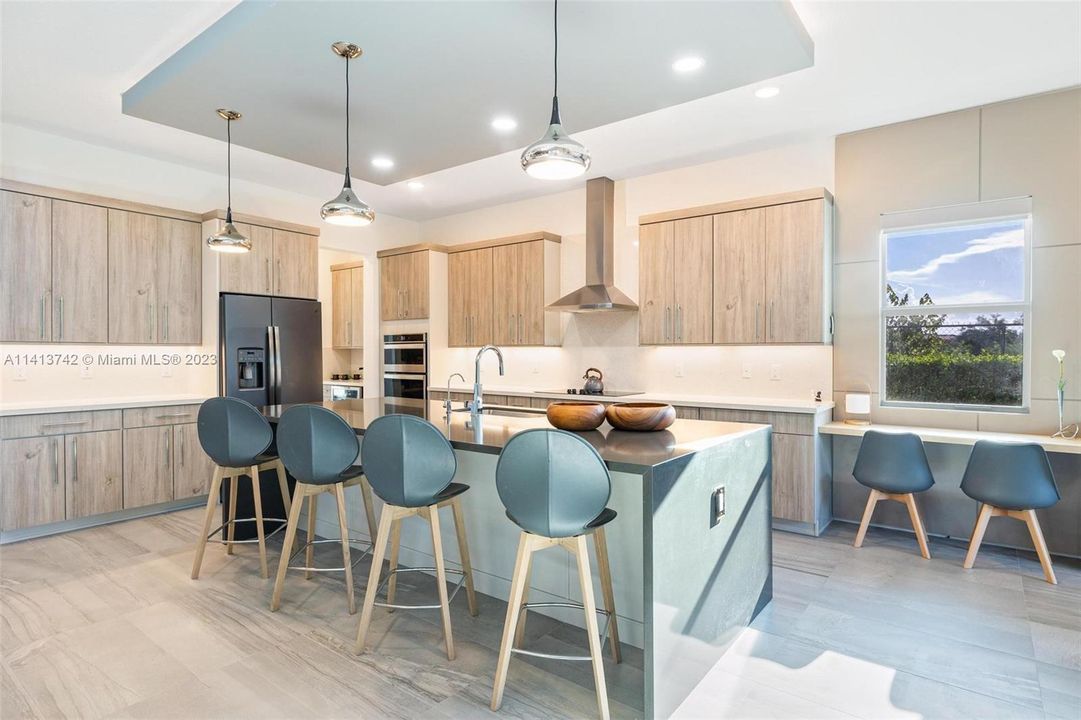 最近售出: $2,199,000 (6 贝兹, 5 浴室, 4194 平方英尺)