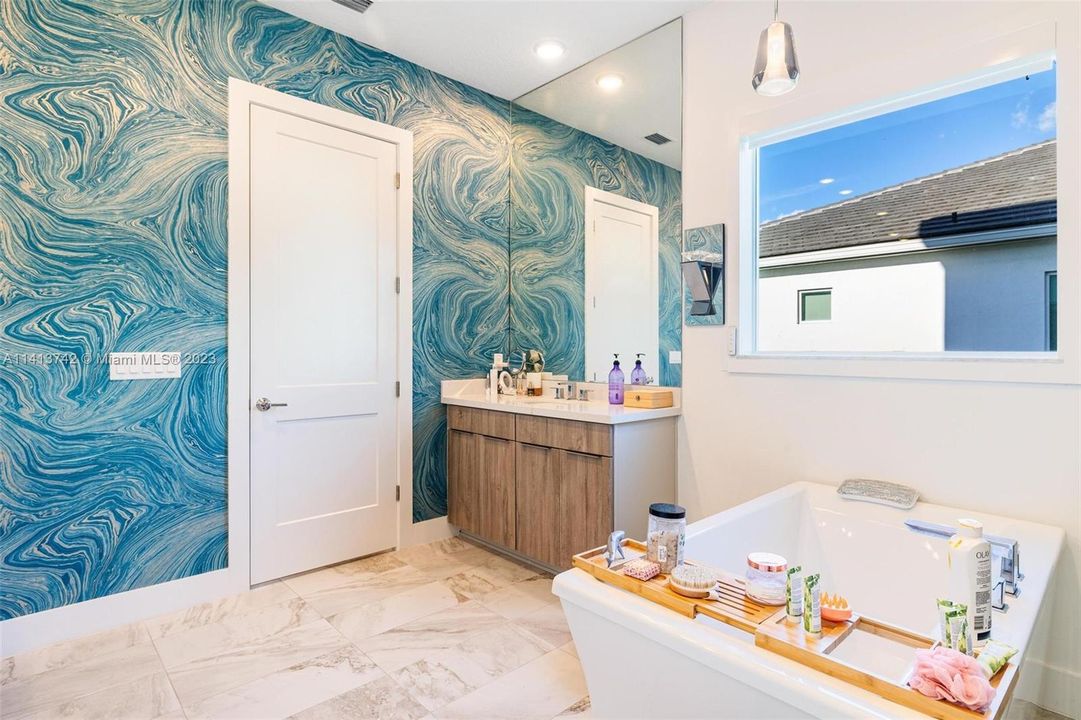 最近售出: $2,199,000 (6 贝兹, 5 浴室, 4194 平方英尺)