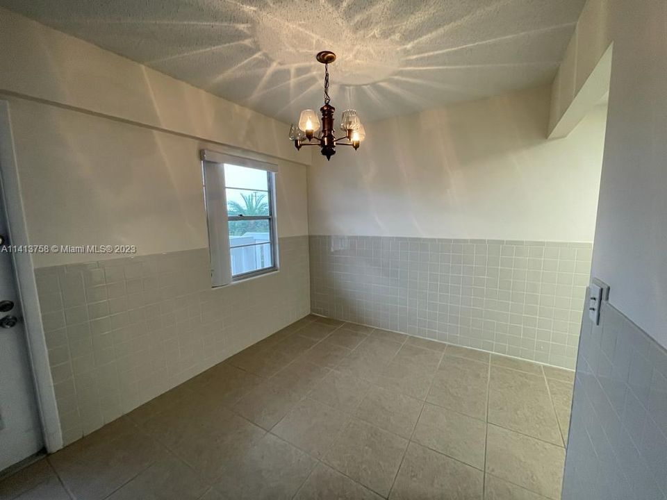 Active With Contract: $178,600 (2 beds, 1 baths, 835 Square Feet)