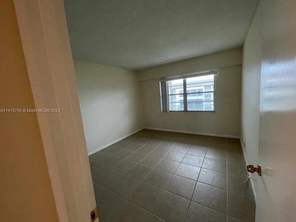 Active With Contract: $178,600 (2 beds, 1 baths, 835 Square Feet)