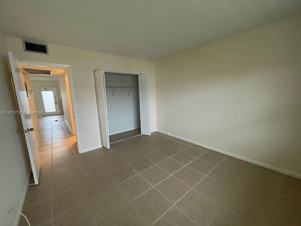 Active With Contract: $178,600 (2 beds, 1 baths, 835 Square Feet)