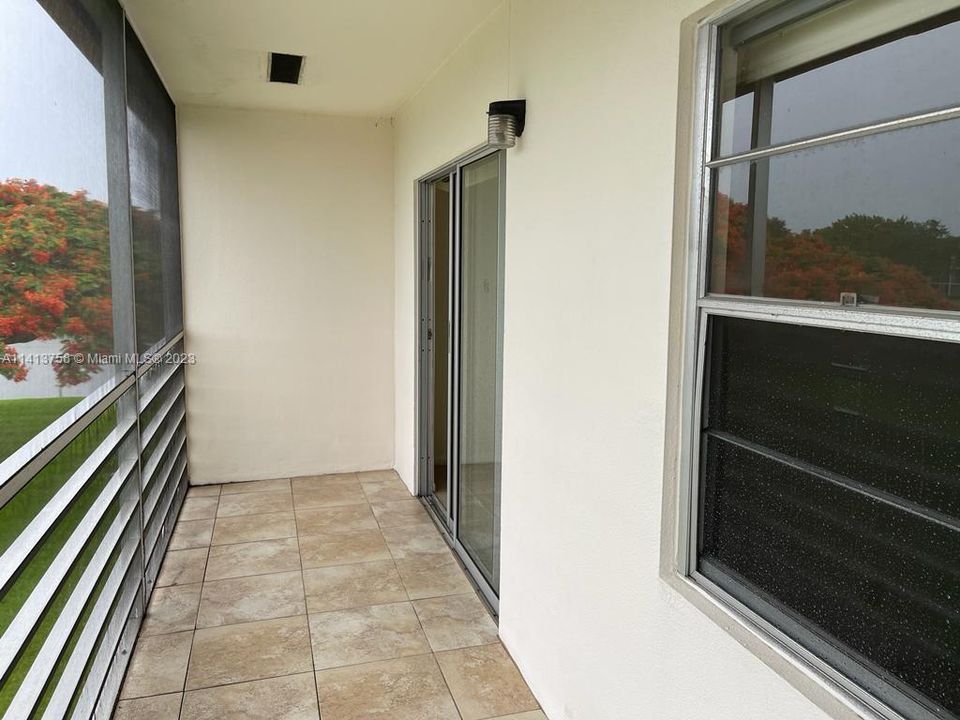 Active With Contract: $178,600 (2 beds, 1 baths, 835 Square Feet)