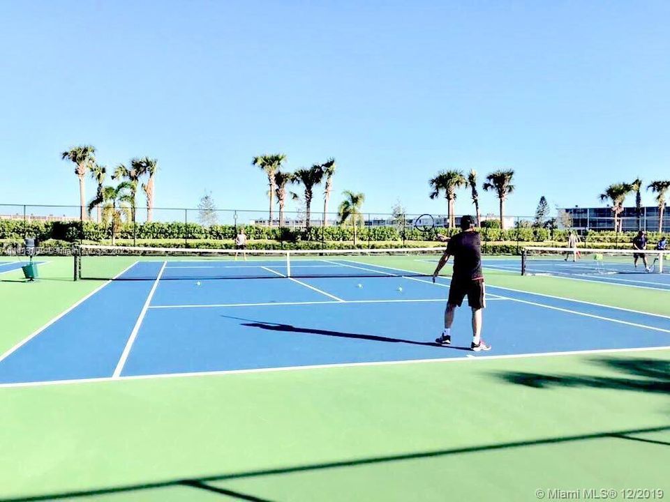 Recently Rented: $1,600 (1 beds, 1 baths, 684 Square Feet)