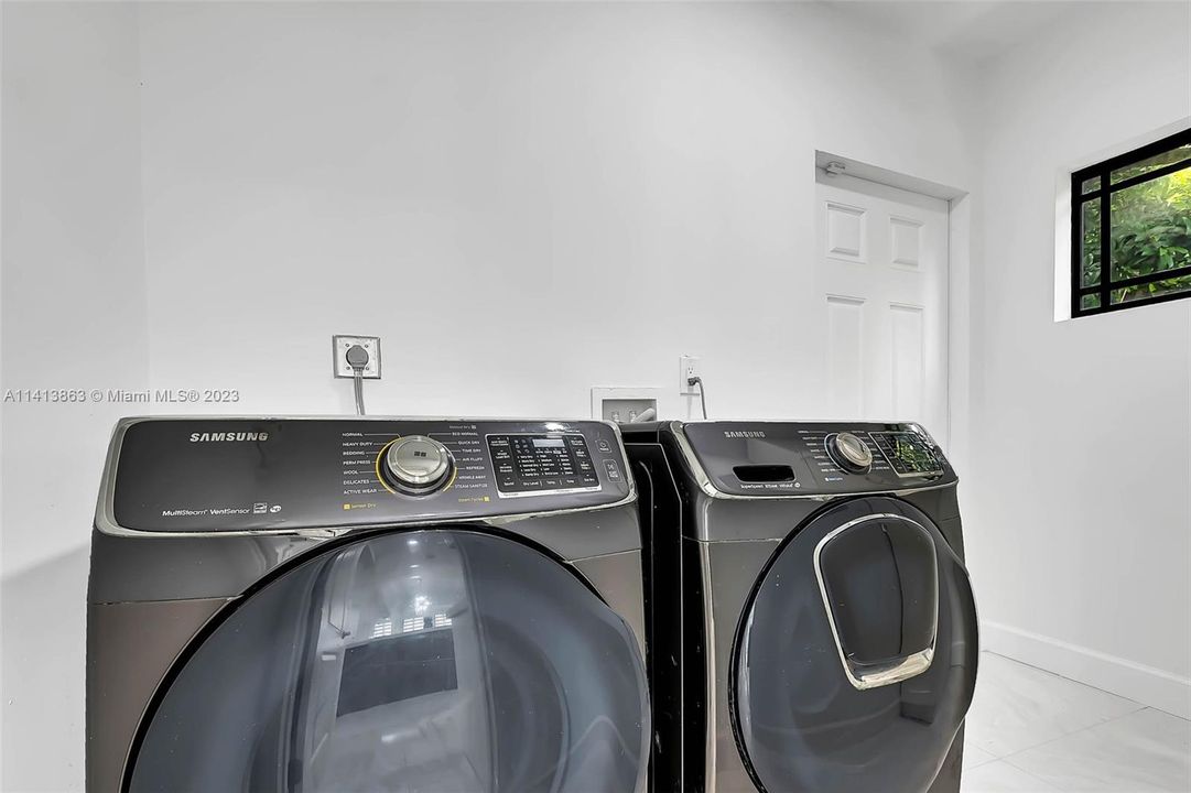 Recently Sold: $680,000 (5 beds, 3 baths, 1987 Square Feet)