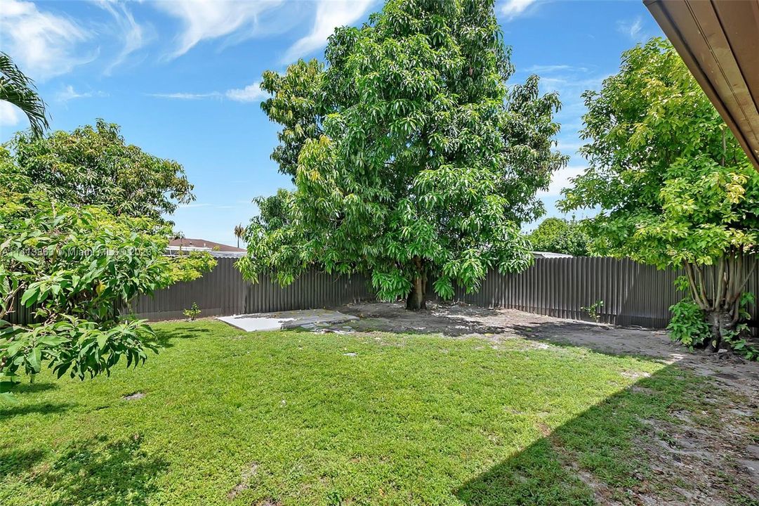 Recently Sold: $680,000 (5 beds, 3 baths, 1987 Square Feet)