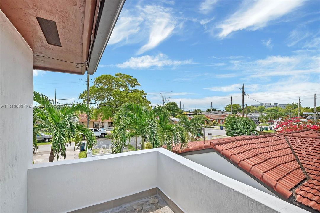 Recently Sold: $680,000 (5 beds, 3 baths, 1987 Square Feet)