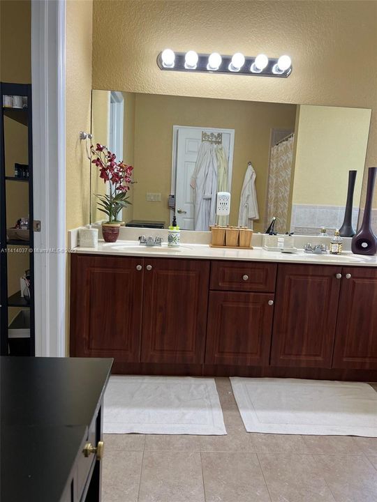 最近租的: $5,950 (4 贝兹, 3 浴室, 2979 平方英尺)