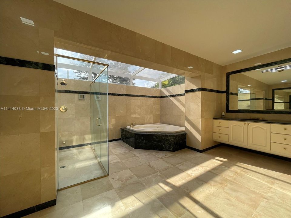 最近售出: $1,988,000 (7 贝兹, 5 浴室, 5336 平方英尺)