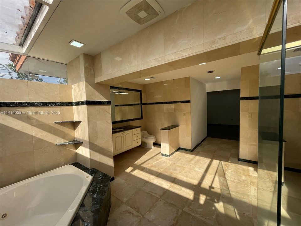 最近售出: $1,988,000 (7 贝兹, 5 浴室, 5336 平方英尺)