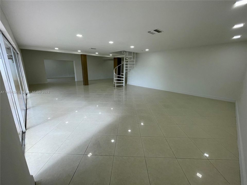 最近售出: $1,988,000 (7 贝兹, 5 浴室, 5336 平方英尺)