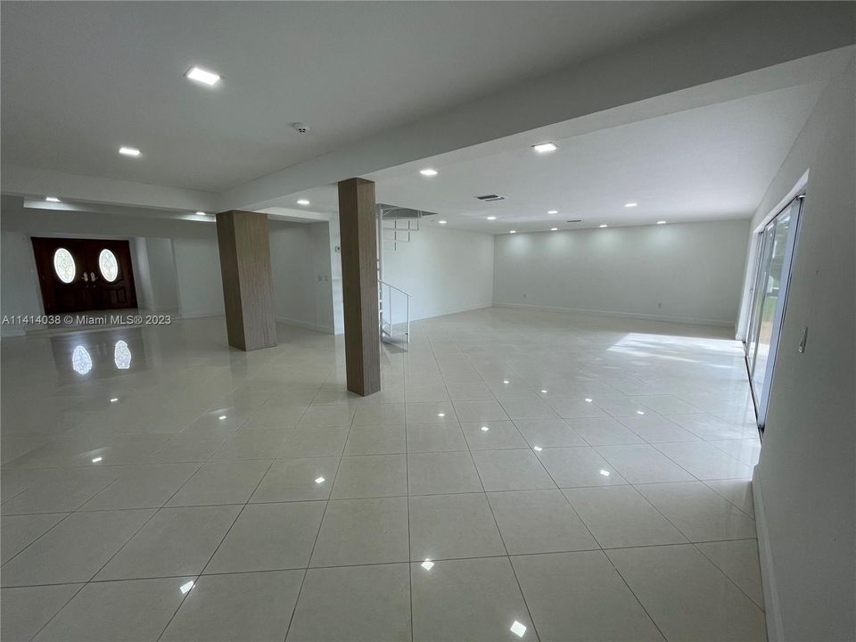 最近售出: $1,988,000 (7 贝兹, 5 浴室, 5336 平方英尺)