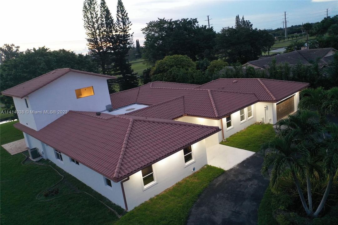 最近售出: $1,988,000 (7 贝兹, 5 浴室, 5336 平方英尺)