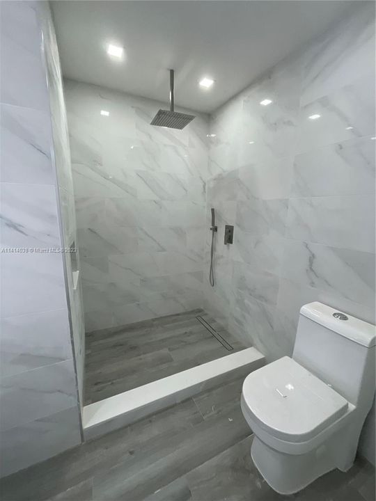 最近售出: $1,988,000 (7 贝兹, 5 浴室, 5336 平方英尺)