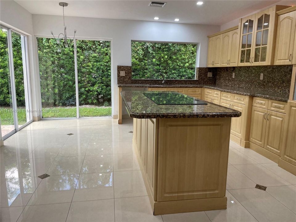 最近售出: $1,988,000 (7 贝兹, 5 浴室, 5336 平方英尺)