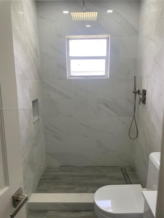 最近售出: $1,988,000 (7 贝兹, 5 浴室, 5336 平方英尺)